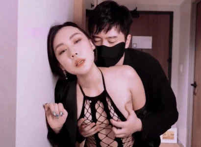 Vợ dâng thân cho sếp để trả nợ cho chồng